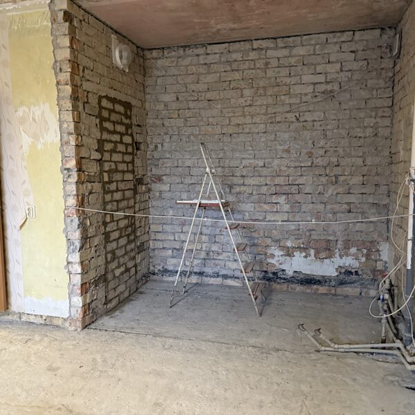 Sienu un grīdu demontāža Jūrmalā: Rūpīga demontāža ar maksimālu kārtību darba zonā.