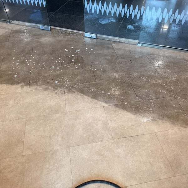 Ģenerālā grīdas mazgāšana Jūrmalā: Pirms un pēc rezultāts salonā pēc vinila grīdas tīrīšan