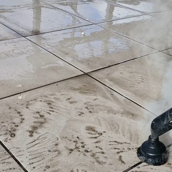 Ģenerālā grīdas mazgāšana Jūrmalā: Flīžu mazgāšana veikalā, notīrot ieēdušos netīrumus un 