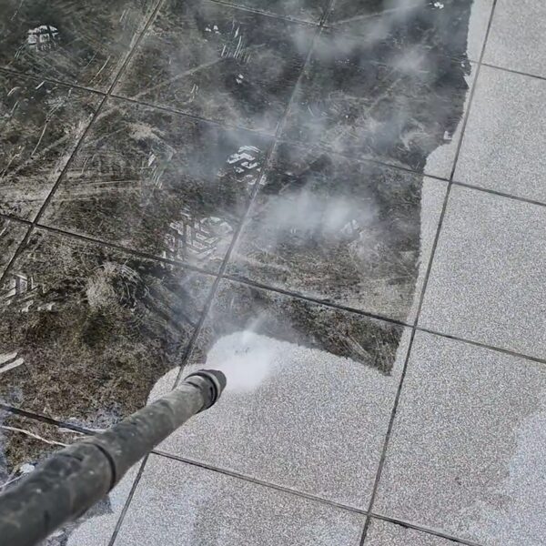 Flīžu terases tīrīšana Jūrmalā: Apkope un tīrīšana no netīrumiem, atjaunojot spraugu tīrīb