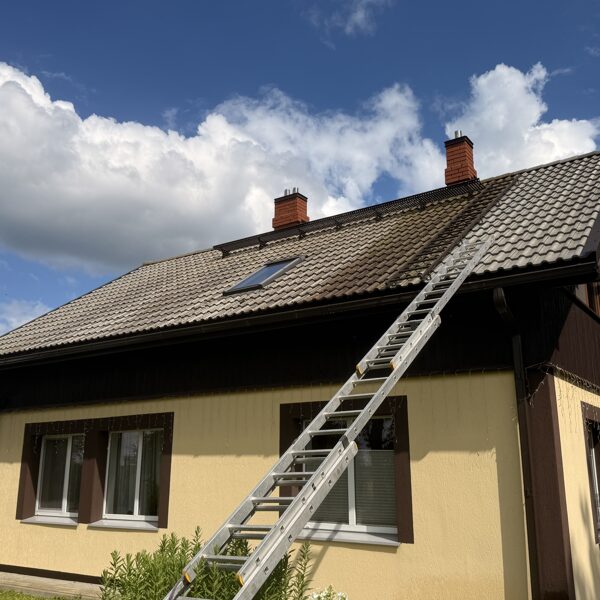 Jumtu tīrīšana Jūrmalā: Tīrs jumts pēc apstrādes – rezultāts, kas pagarina jumta mūžu.