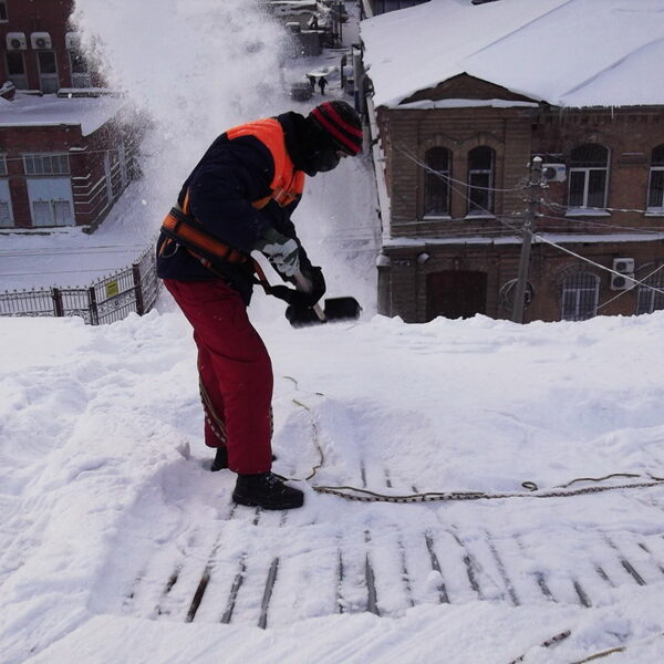 Sniega tīrīšana no jumtiem Jūrmalā: Regulāra sniega kontrole komerciāliem un dzīvojamajiem