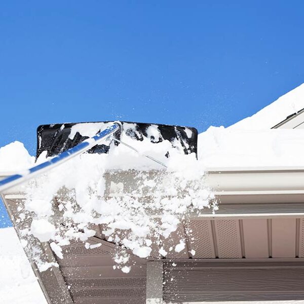 Sniega tīrīšana no jumtiem Jūrmalā: Jumta attīrīšana no bīstama sniega privātmājām.