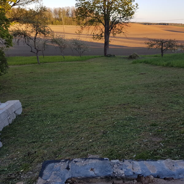 Zāliena pļaušana Jūrmalā: Regulāra zāliena kopšana ar profesionālu aprīkojumu.