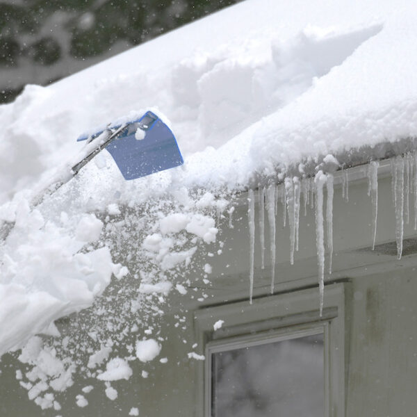 Sniega tīrīšana no jumtiem Jūrmalā: Profesionāla atbrīvošana no sniega un lāstekām, saudzē