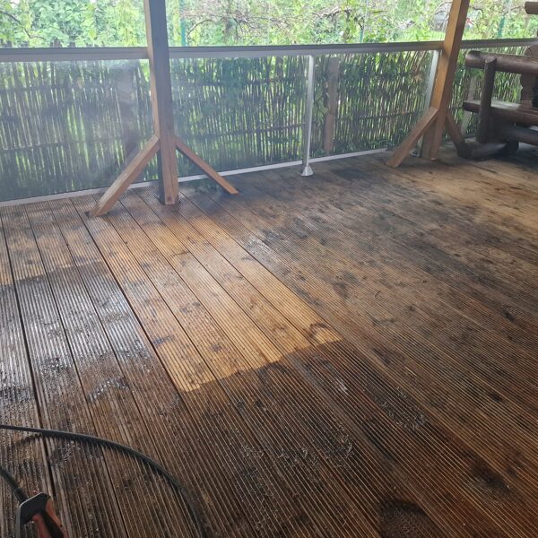 Koka terases tīrīšana Jūrmalā: Profesionāla apstrāde, lai noņemtu zaļo apaugumu un sūnas.