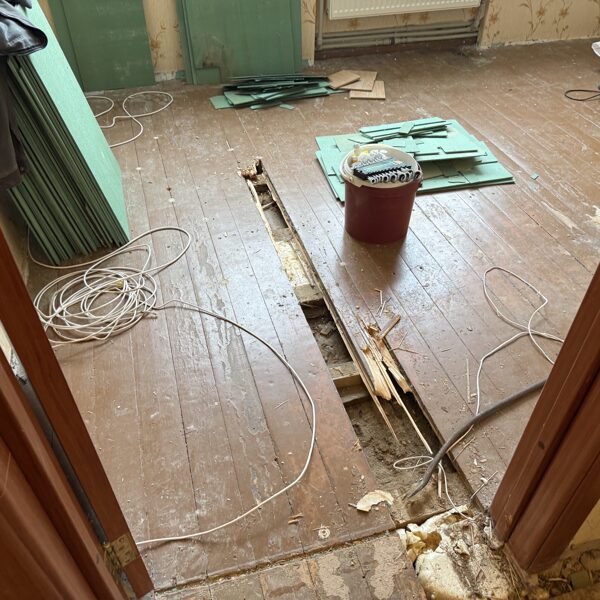 Демонтаж полов и потолков в Юрмале: Профессиональный демонтаж без бардака, гарантирующий п