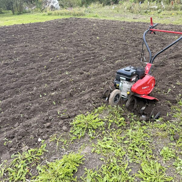 Фрезерование земли в Юрмале: Работа в труднодоступных местах садов Юрмалы с помощью ручног