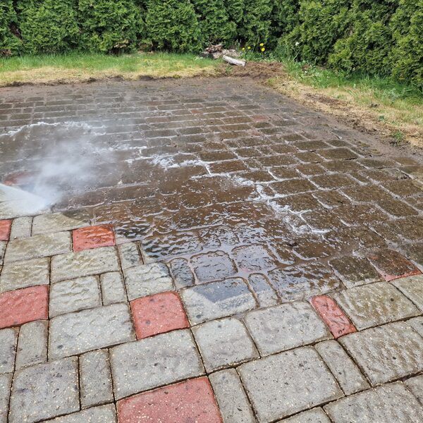 Мойка брусчатки в Юрмале: Очистка от мха и сорняков, восстановление первоначального вида.