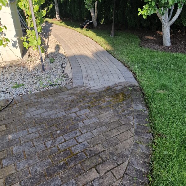 Мойка брусчатки в Юрмале: Глубокая чистка от въевшейся грязи и масляных пятен.