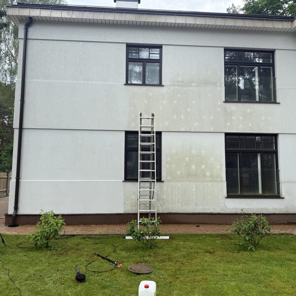 Мойка фасадов в Юрмале: Метод мягкой мойки (soft-wash) для удаления мха и водорослей.