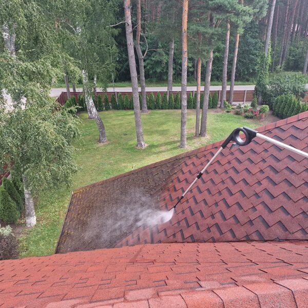 Чистка крыши в Юрмале: Профессиональная очистка от мха и биологических наростов.