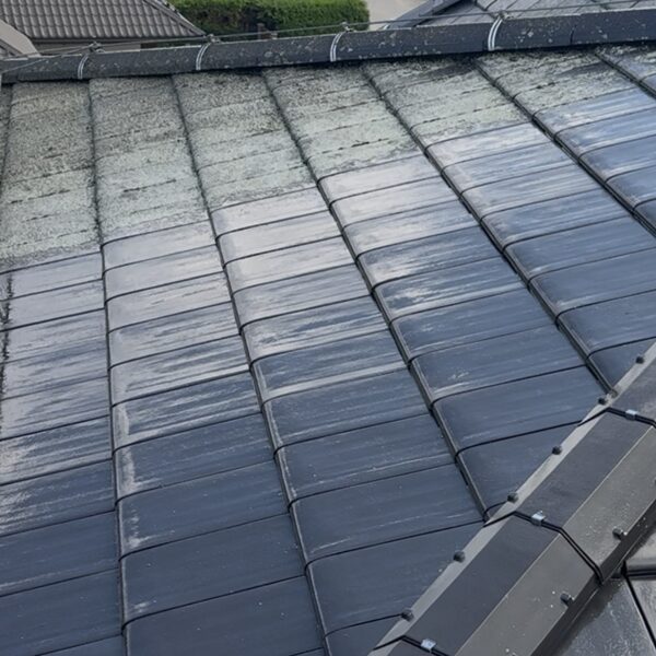 Чистка крыши в Юрмале: Восстановление старой крыши с помощью эффективного метода чистки.