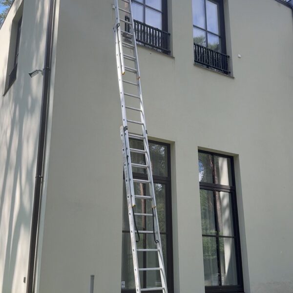 Чистка водостоков в Юрмале: Регулярная профилактика для предотвращения повреждений крыши в