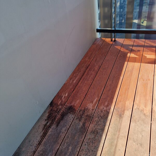 Чистка пластиковой террасы в Юрмале: Глубокая очистка от въевшихся пятен и плесени.