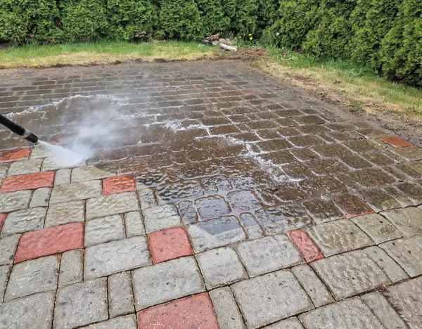 Bruģa mazgāšana Jūrmalā: Attīrīšana no sūnām un zāles, atjaunojot sākotnējo izskatu.