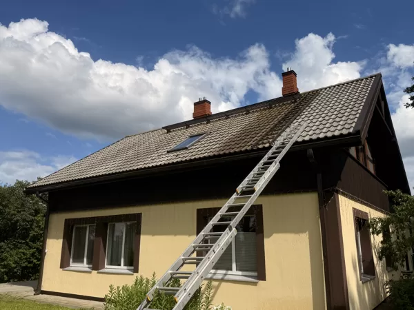 Jumtu tīrīšana Jūrmalā: Tīrs jumts pēc apstrādes – rezultāts, kas pagarina jumta mūžu.