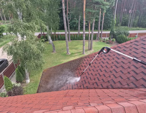 Jumtu tīrīšana Jūrmalā: Profesionāla attīrīšana no sūnu un aļģu apauguma.
